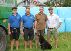 Foto: v.l. Stefan Walter jun.; Stefan Walter, Lohnunternehmer; Franz Eichner, Landwirt ; Michael Höhensteiger, MR