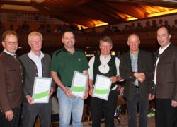 Foto: v.l. KLaus Schiller, MR-Geschäftsführer; Lorenz Eham 40 Jahre Betriebshilfe; Christian Korbmann 35 Jahre Betriebshilfe; Hermann Bichlmaier 10 Jahre Betriebshilfe; zweiter stellvertretender Vorsitzender Bernd Gasteiger; Vorsitzender Martin Weber