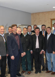 Landrat, Bürgermeister, Vertreter der Unteren Naturschutzbehörde, sowie der Landschaftspflegeverbände und des MR begrüßten den neuen Geschäftsführer des LPV Miesbach